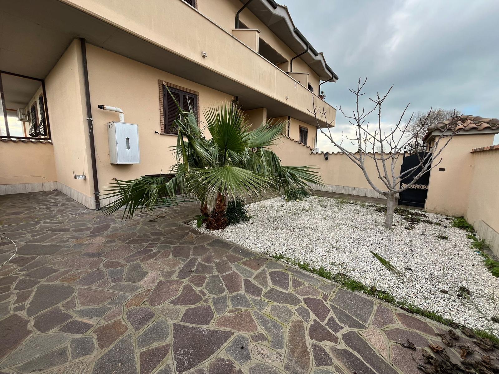 BILOCALE INDIPENDENTE CON GIARDINO